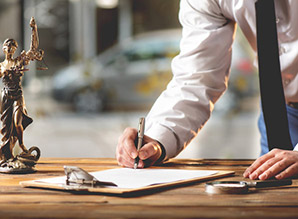 Signature de l'acquéreur chez le notaire de l'acte authentique